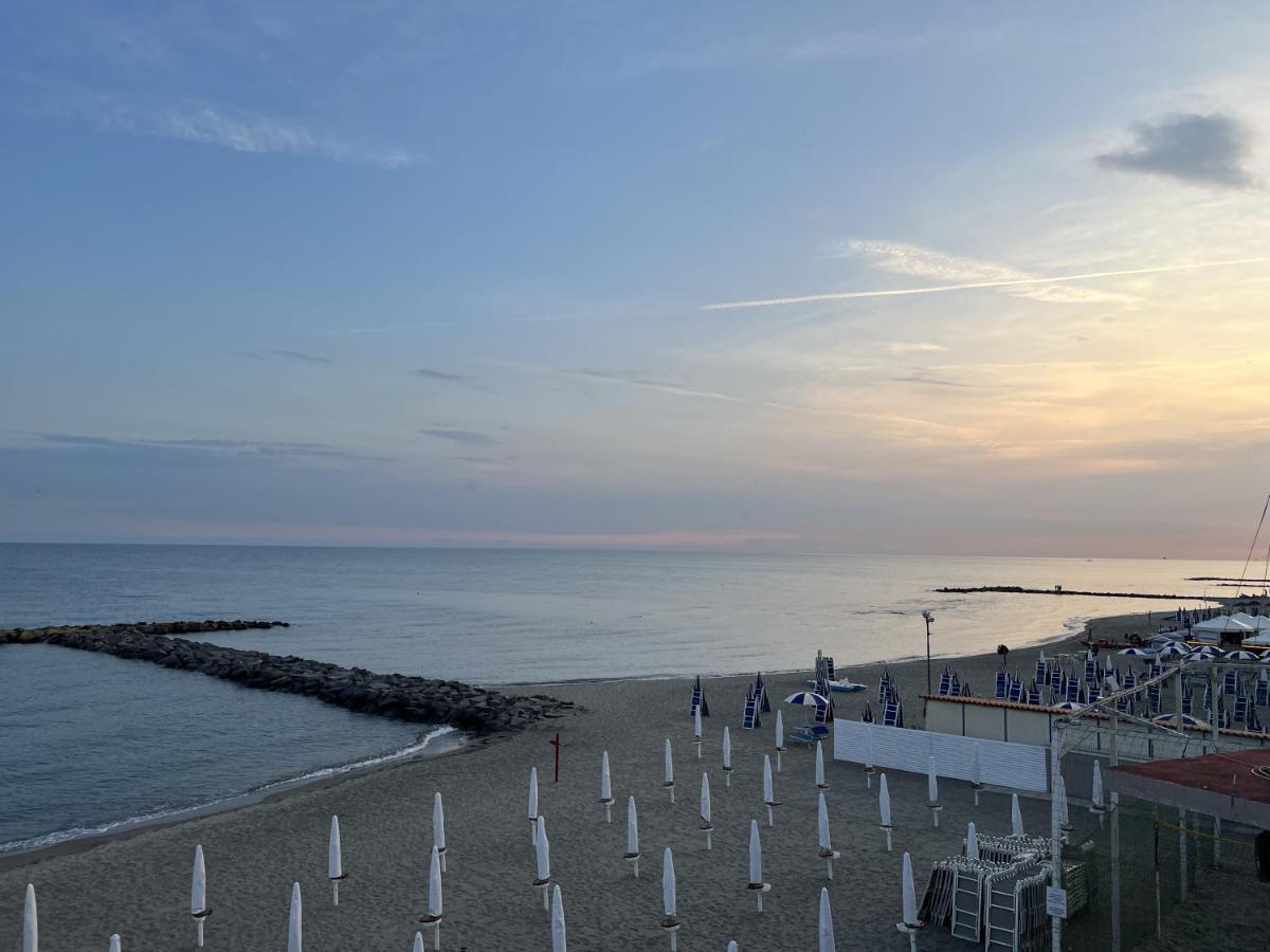 Lotus - Appartamento Sul Mare A Ostia Con Giardino Relax Buitenkant foto